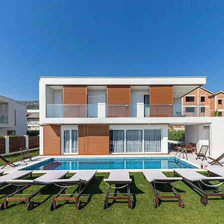Villa Sheley With Private Heated Pool-split