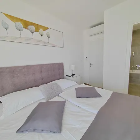 Villa Sheley With Private Heated Pool-split