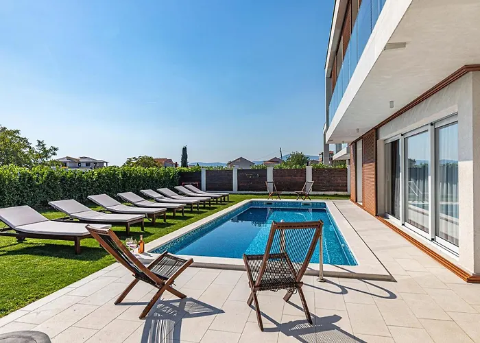 Sheley With Private Heated Pool-split *