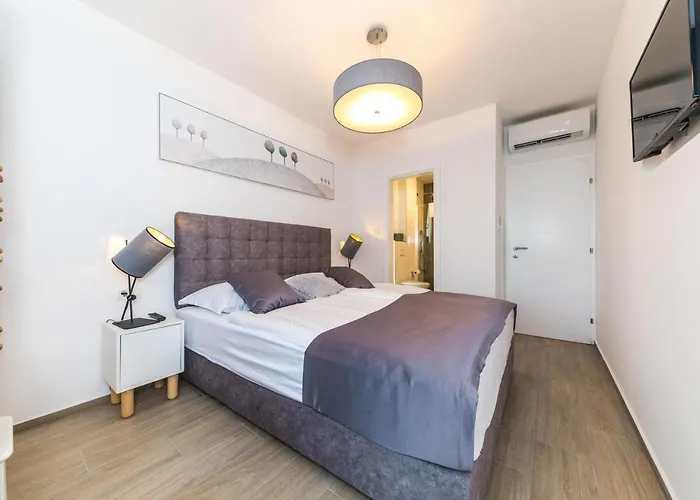 Sheley With Private Heated Pool-split *