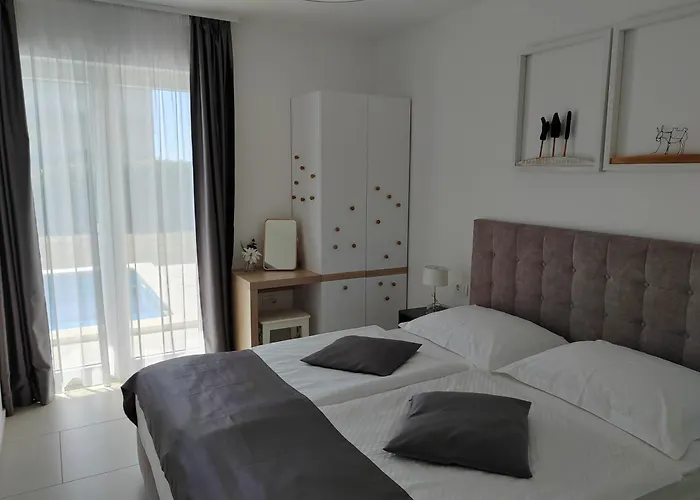 Sheley With Private Heated Pool-split Vila