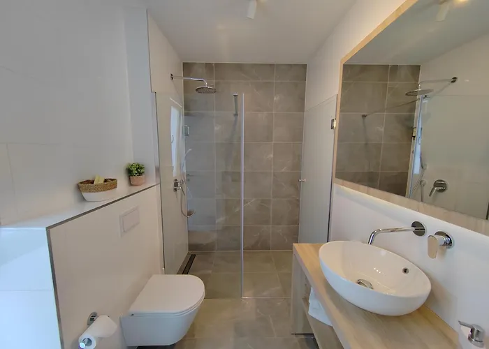 Sheley With Private Heated Pool-split