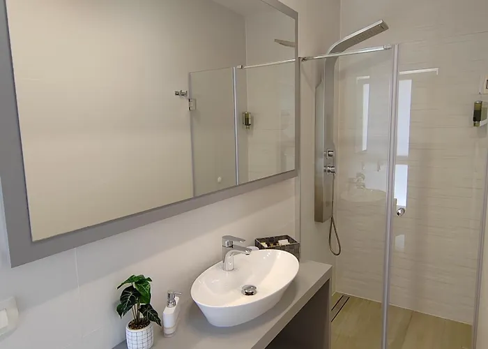 Sheley With Private Heated Pool-split Vila *