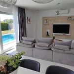 Villa Sheley With Private Heated Pool-split *