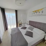 Sheley With Private Heated Pool-split *