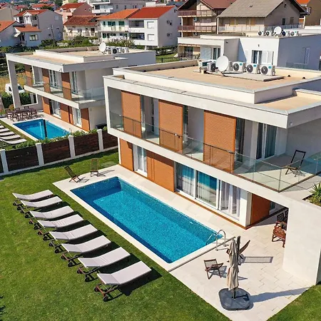 Luxury Sheley With Private Heated Pool-split Villa