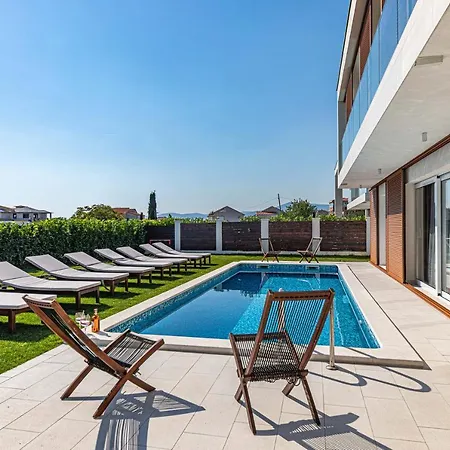 Luxury Sheley With Private Heated Pool-split *