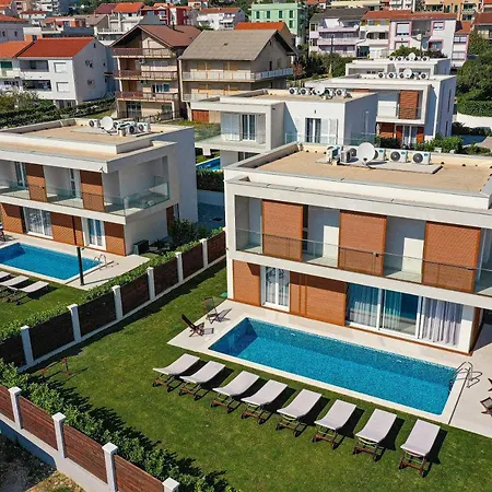 Luxury Sheley With Private Heated Pool-split