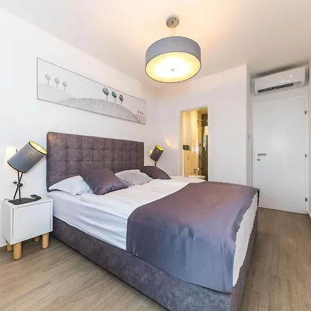Luxury Sheley With Private Heated Pool-split *
