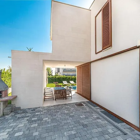 Luxury Sheley With Private Heated Pool-split