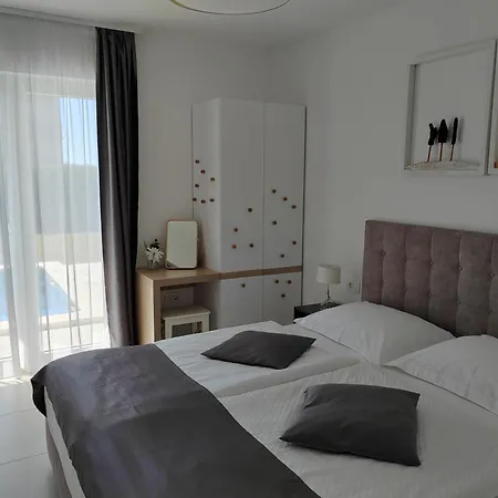 Luxury Sheley With Private Heated Pool-split Villa
