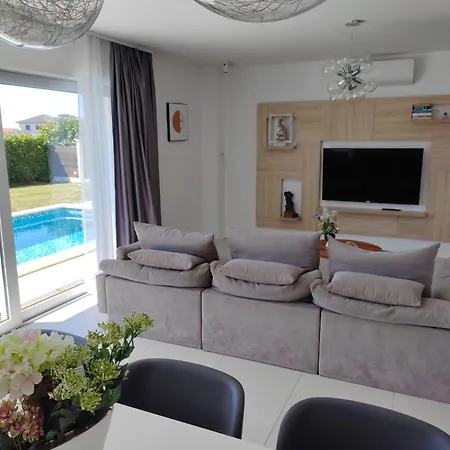 Villa Luxury Sheley With Private Heated Pool-split *