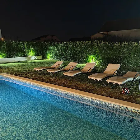 Luxury Sheley With Private Heated Pool-split