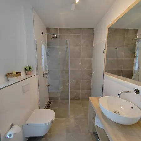Luxury Sheley With Private Heated Pool-split