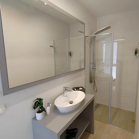 Luxury Sheley With Private Heated Pool-split Villa *