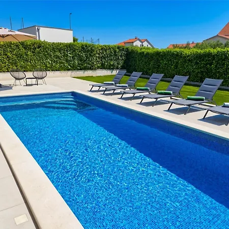 Sheley With Private Heated Pool-split