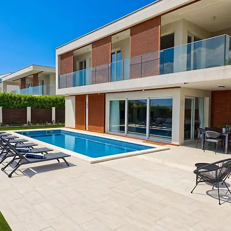 Sheley With Private Heated Pool-split Vila Kaštela