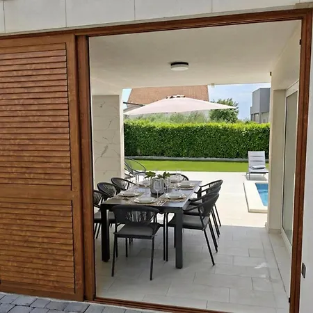 Вілла Sheley With Private Heated Pool-split *