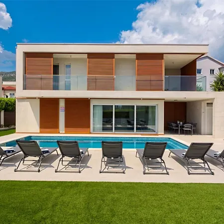 Sheley With Private Heated Pool-split Вілла *