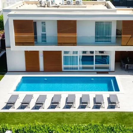 Sheley With Private Heated Pool-split Vila *
