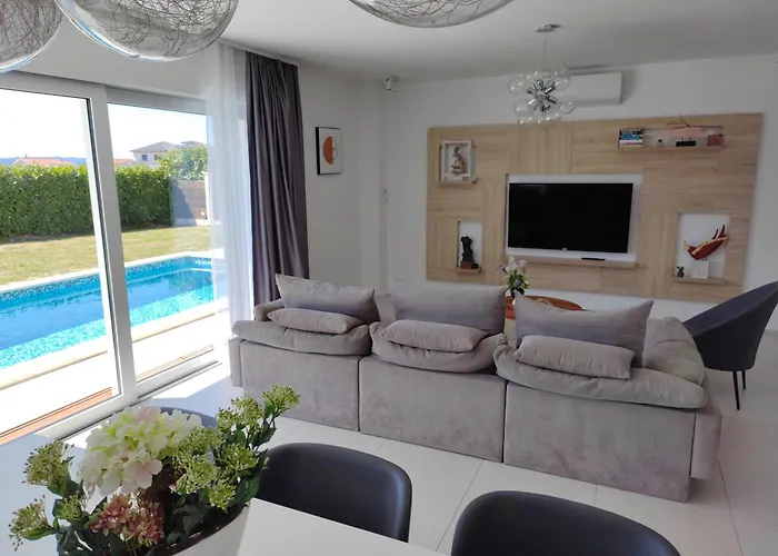 Villa Sheley With Private Heated Pool-split *